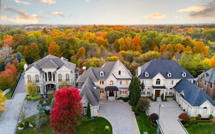 Custom Built Home in Prestigious Vellore Village