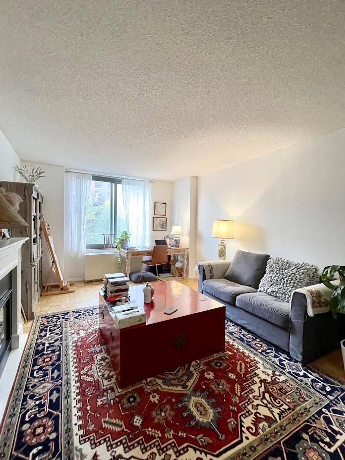 2 SOUTH END AVENUE: 1-BED/1-BATH STEPS AWAY FROM THE WATERFRONT