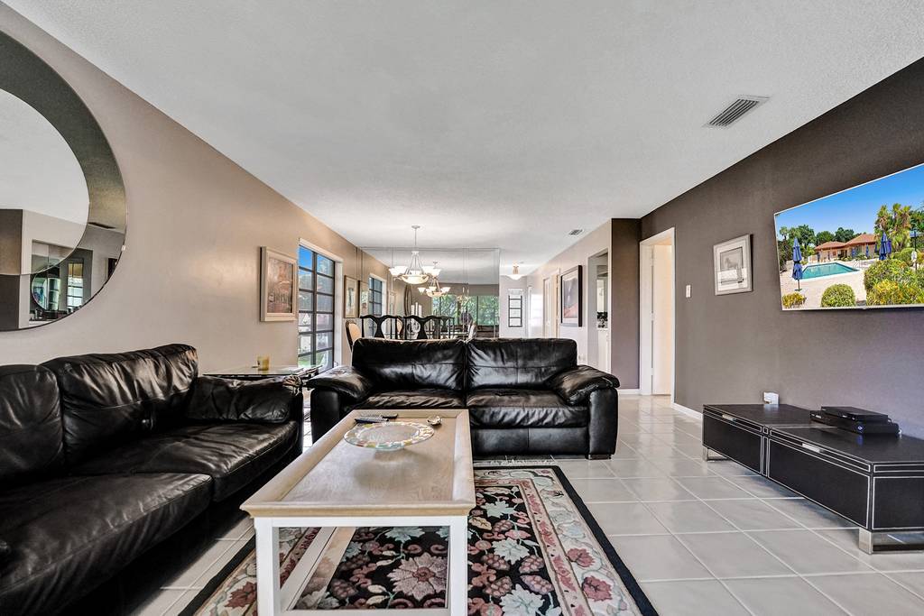 Beautiful 2 BED 2 BATH | 1,216 SQFT home in the center of  Boca Raton | Palm Beach