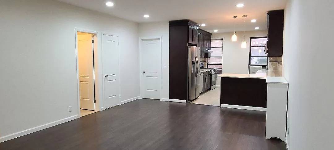 NO FEE Large Full Floor 3 Bed with 1 and Half Bath
