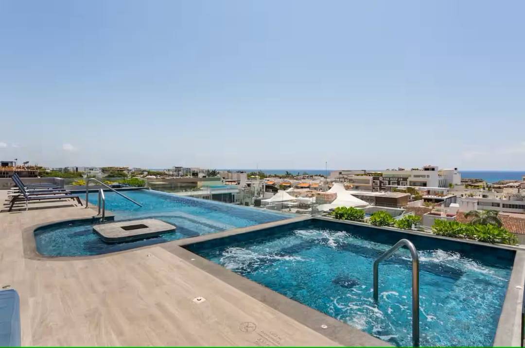 Fully furnished 2 bedroom apartment 2 block from the beach