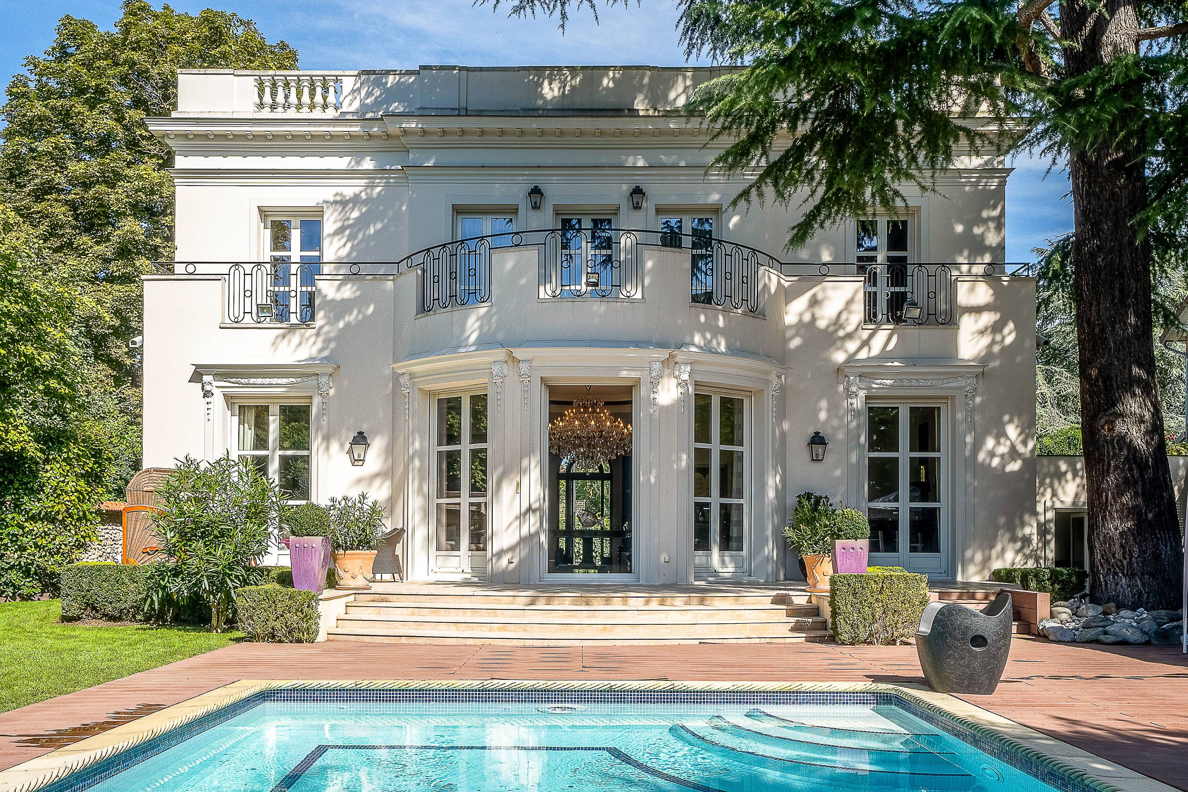 Exceptional and Rare Modern Villa for Sale in a Secure Cul-de-Sac