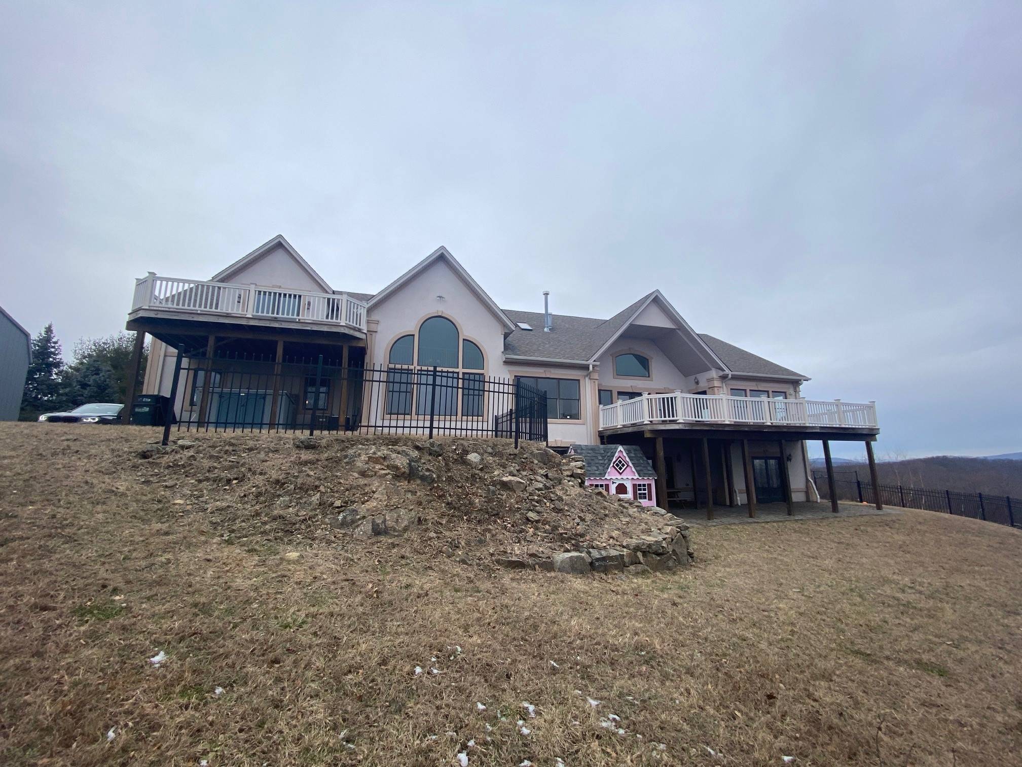 Mountain Top Estate in Pomona, NY - Spacious, Private & Picturesque - 45 Minutes from Manhattan