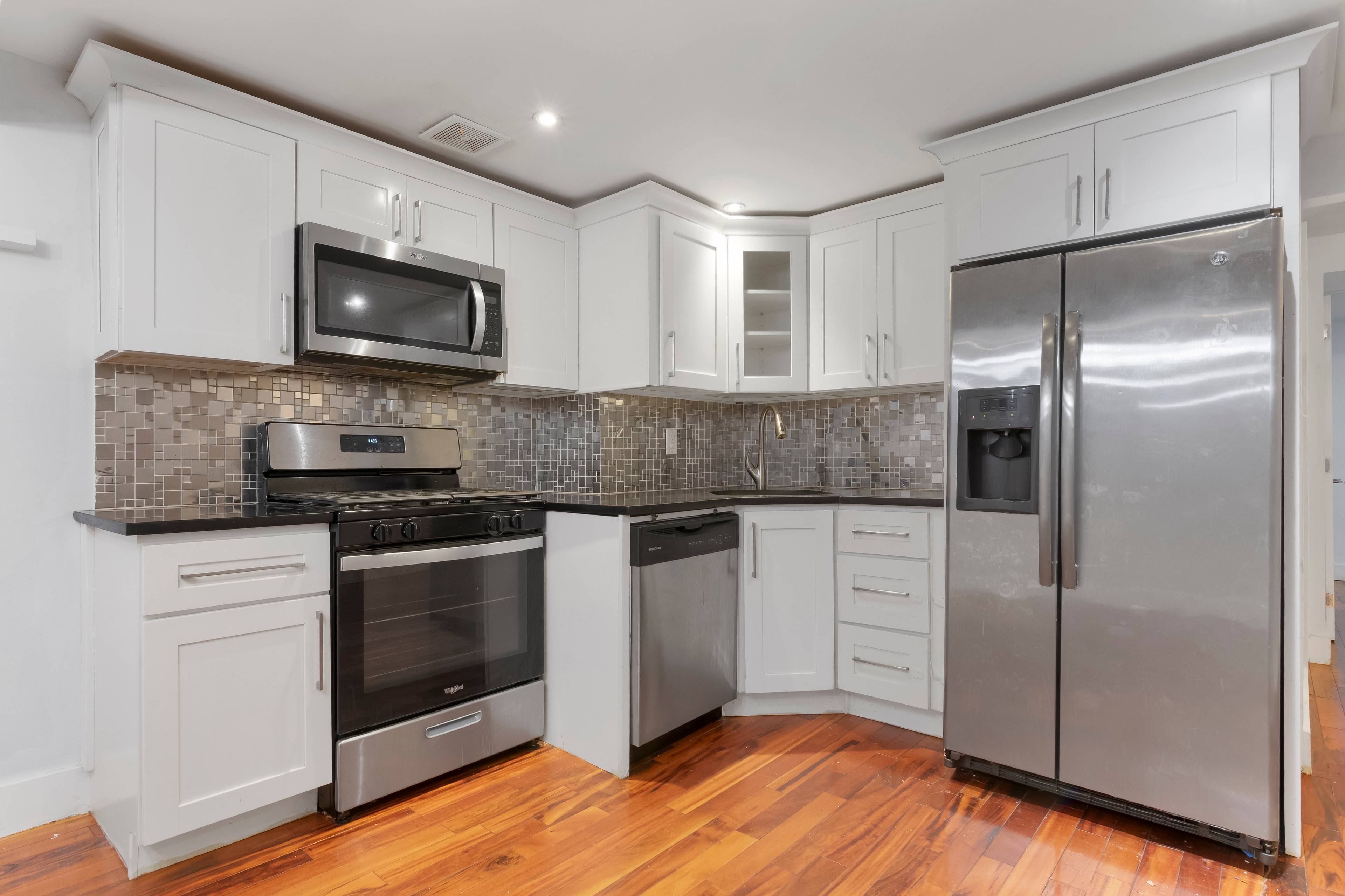 Gorgeous  2 bed / 2 bath Bed Stuy Apartment with outdoor space !