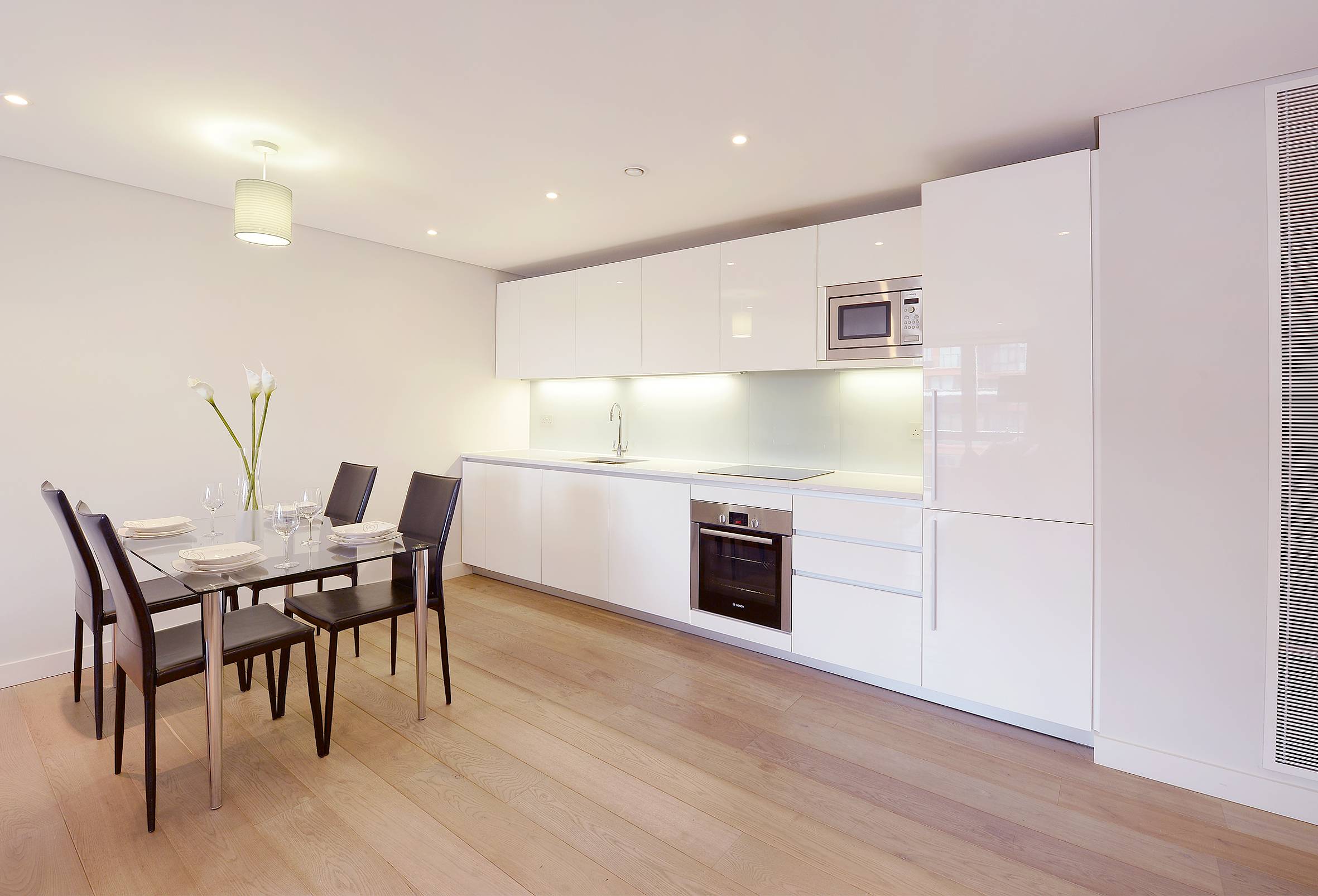 A stunning three bedroom interior designed apartment located on the 8th floor within this prestigious development set within the heart of the Paddington Basin.