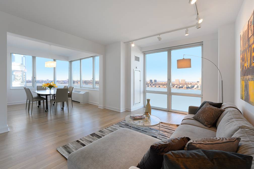 Bright 3 Bedroom 3 Ba,  corner Condo with Direct river Views