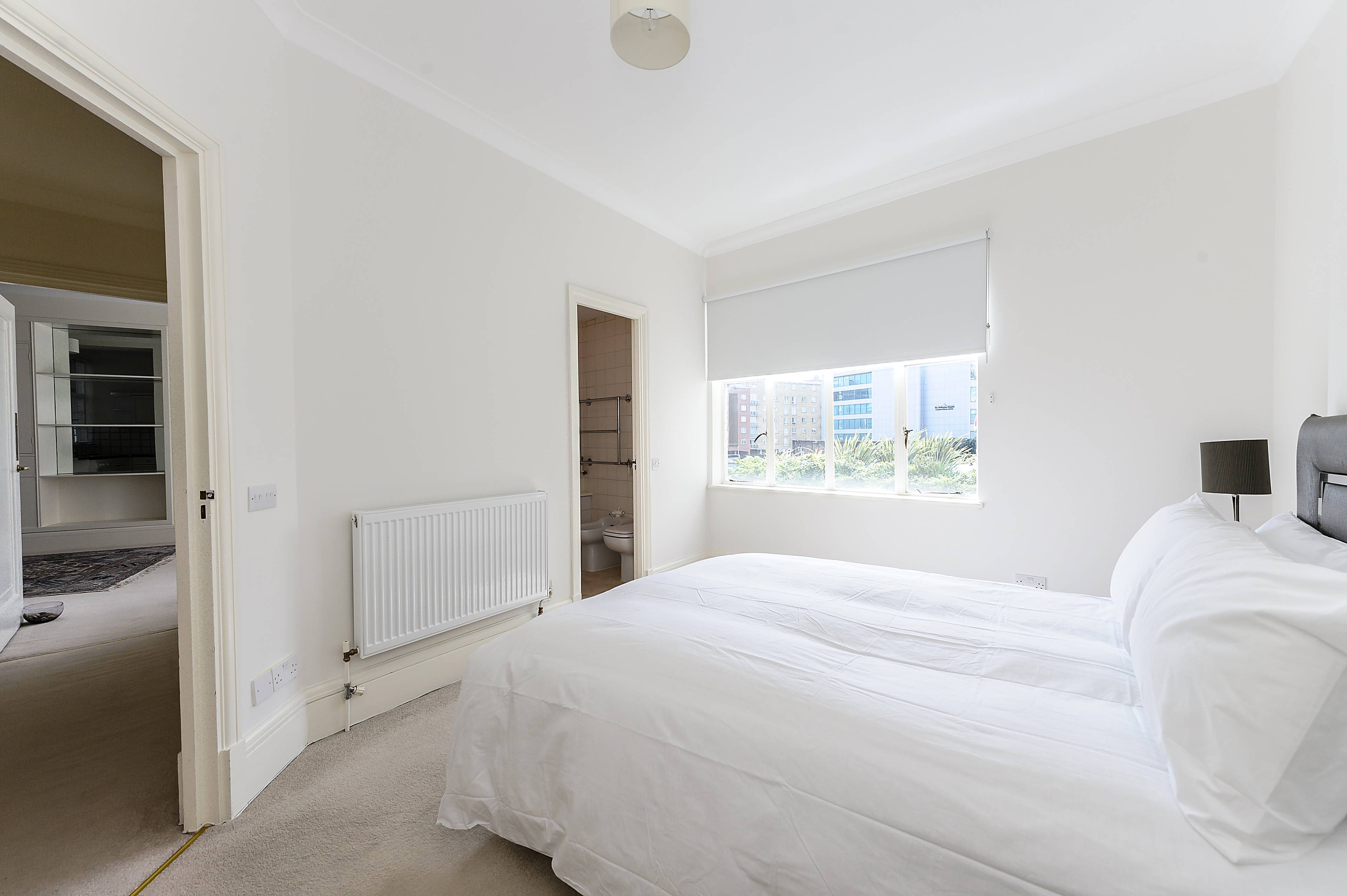 Spacious two bedroom, two bathroom apartment set within a ported building located on one of NW8’s most prestigious roads.