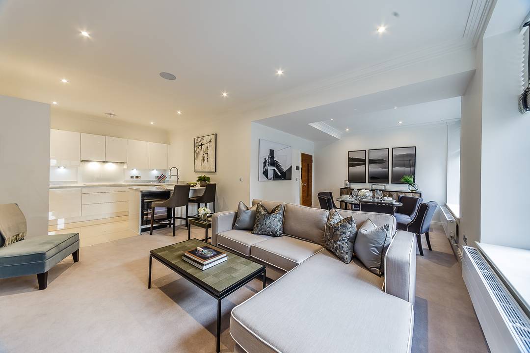 A stunning brand new interior designed two bedroom, two bathroom first floor apartment facing the courtyard is set within this newly converted, warehouse style, gated development on the River Thames.