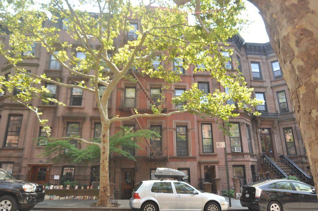 Pre War Park Slope Townhouse Apt / 3  minutes to Prospect Park