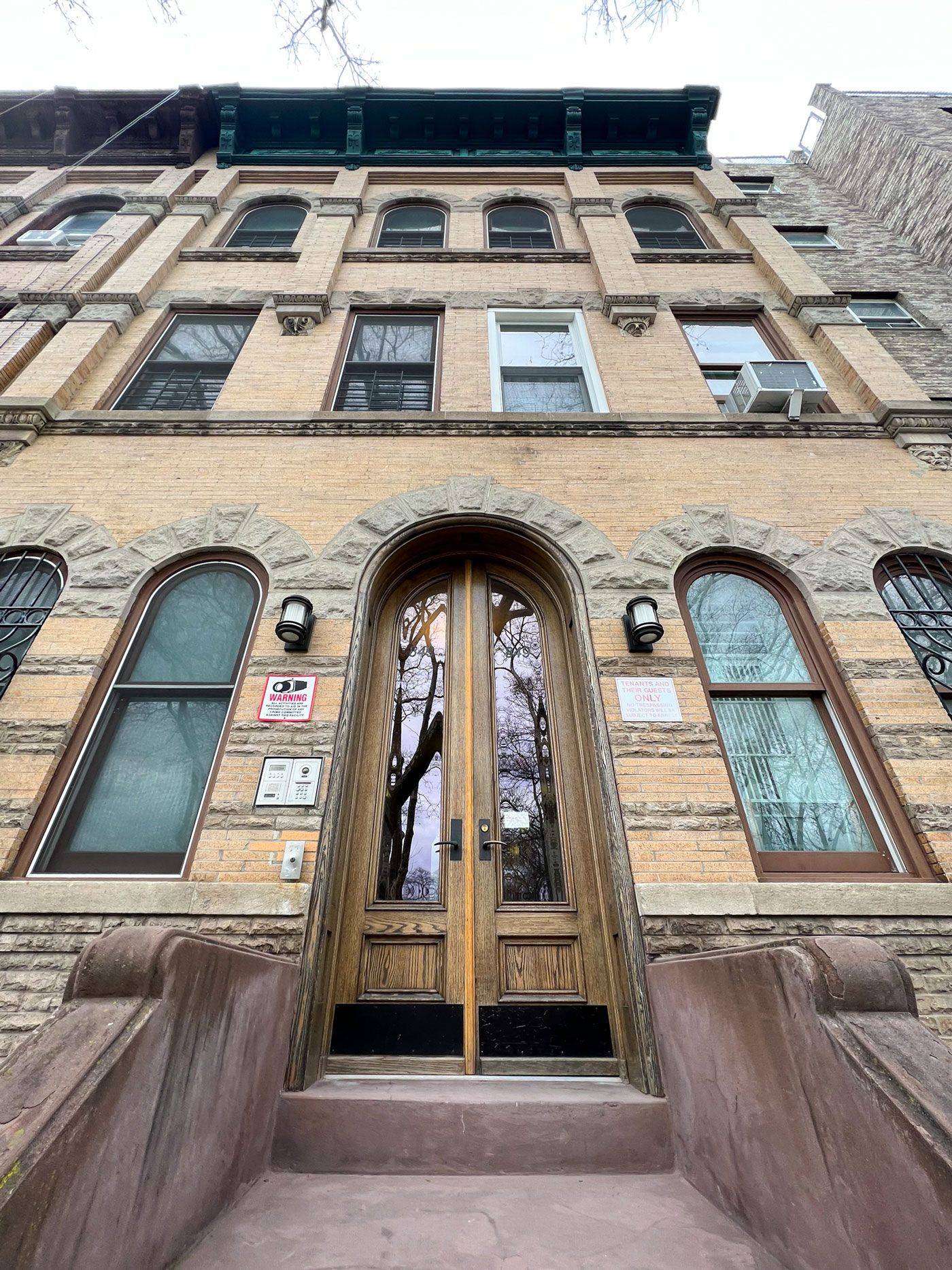 Park facing 2 bedroom apartment with laundry and outdoor space !
