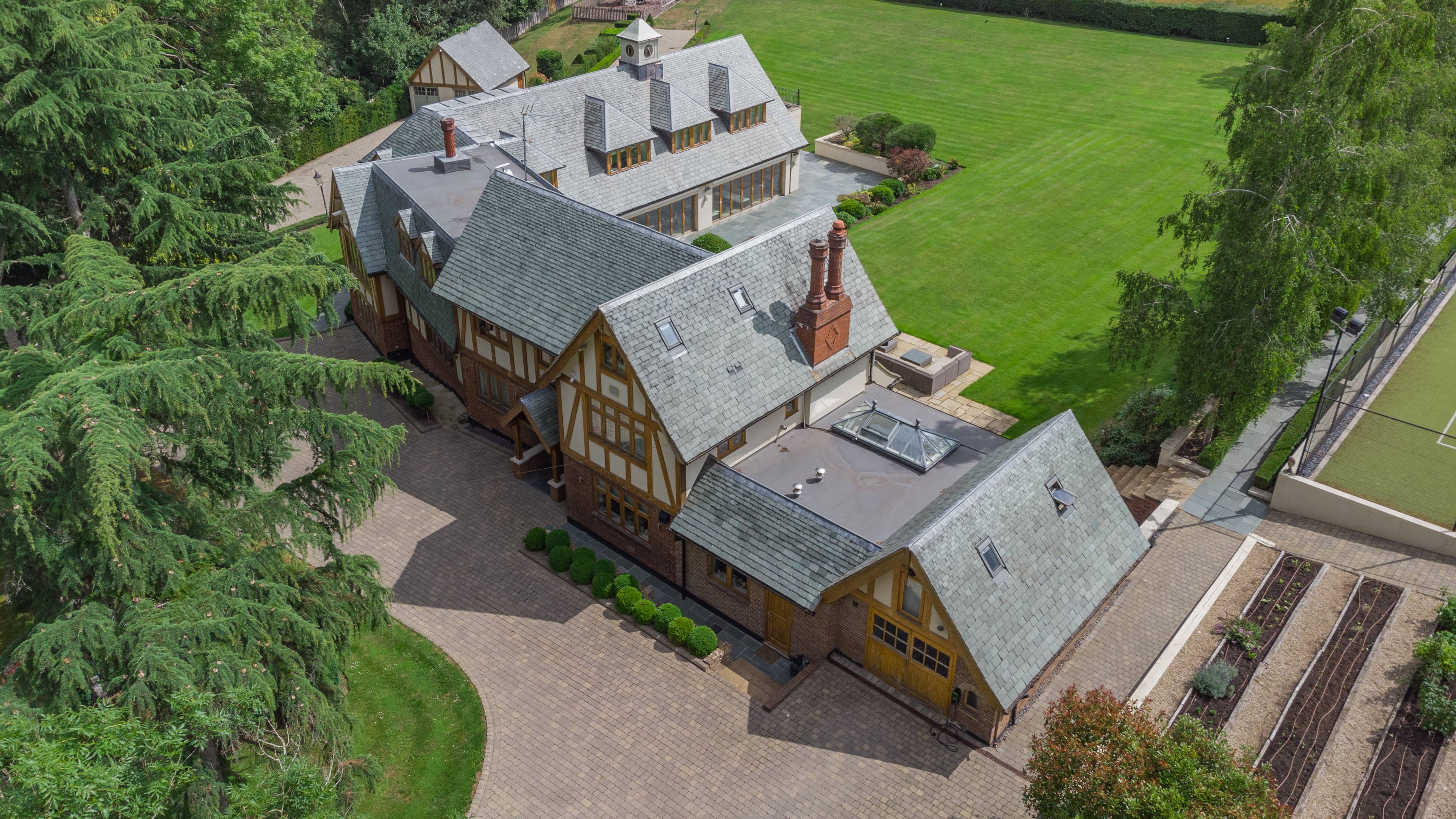 Exquisite Tudor Hall: 8-Bedroom Luxury Estate with Spa, Tennis Court, and Stunning Gardens in Hertfordshire