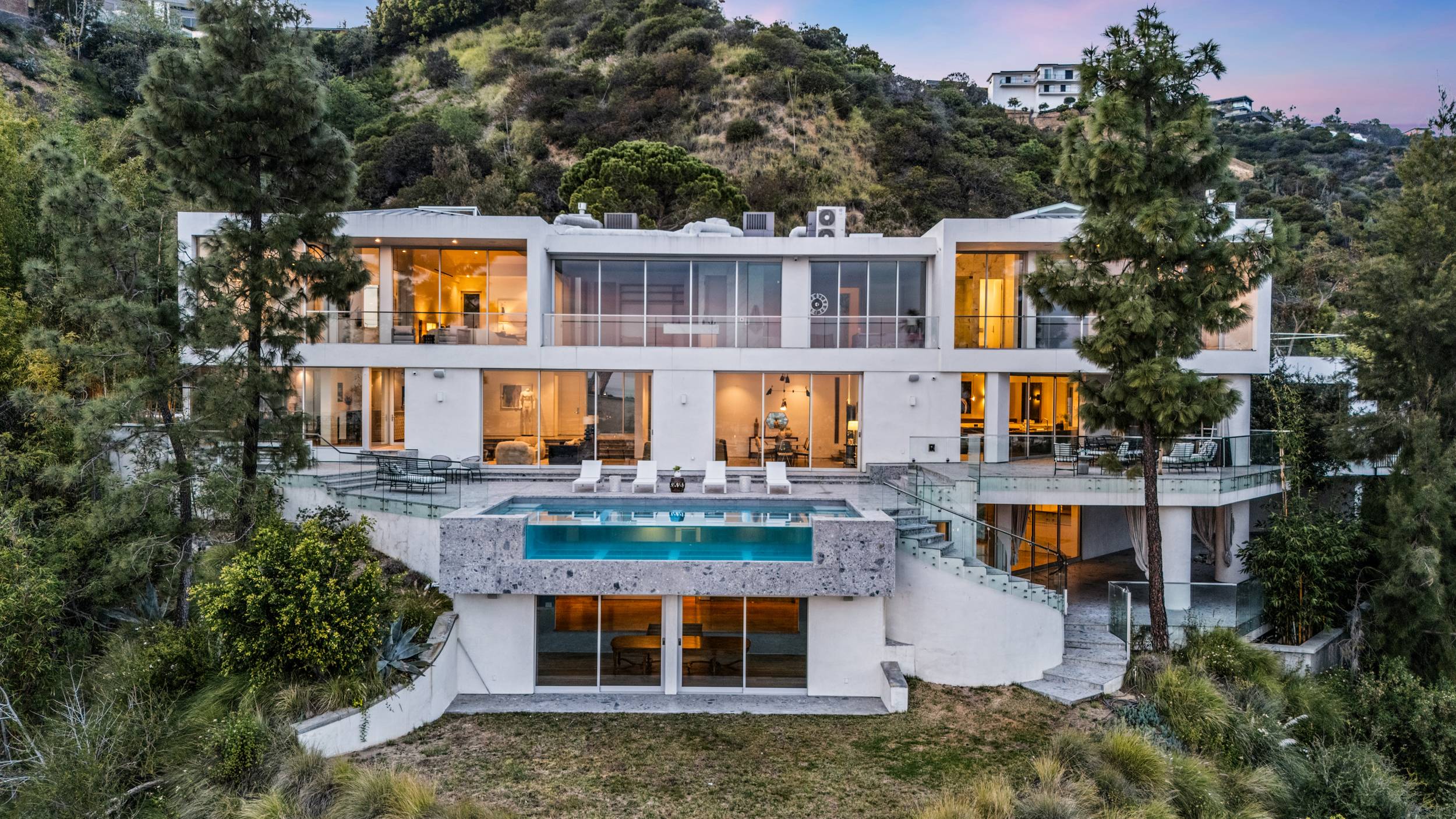 Sunset Strip Skyline Sanctuary: Bird Streets Masterpiece by Studio Dardo