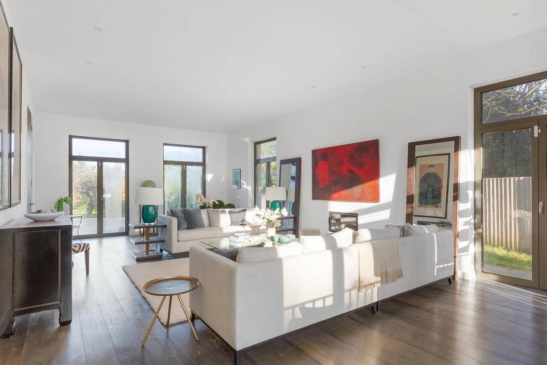 A rare 8-Bedroom Detached House set on an 0.5 Acre plot covering 7,729 Sq. Ft. Garage, gated, 3meter high ceilings, gym, cinema room, sauna, and steam room + Planning permission to built a swimming pool and an outhouse.