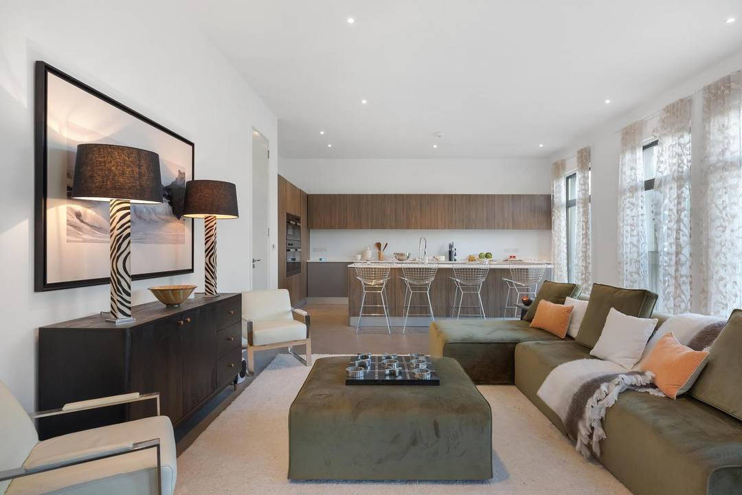 A rare 8-Bedroom Detached House set on an 0.5 Acre plot covering 7,729 Sq. Ft. Garage, gated, 3meter high ceilings, gym, cinema room, sauna, and steam room + Planning permission to built a swimming pool and an outhouse.