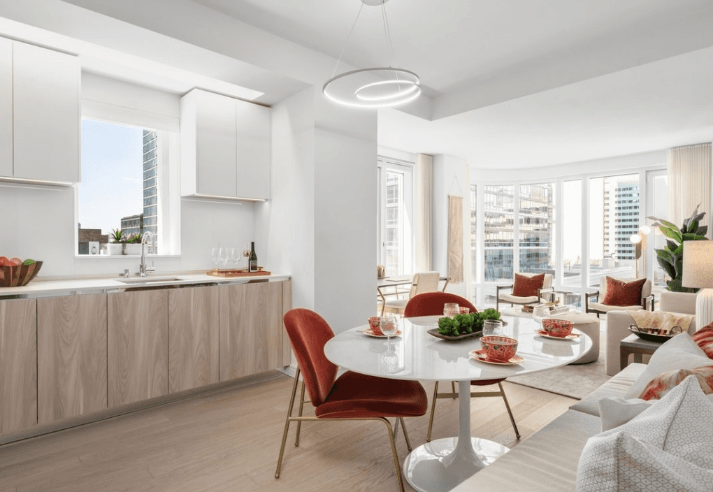 Gracious 2-bedroom, 2-bath offers sweeping views to the west! No Fee!