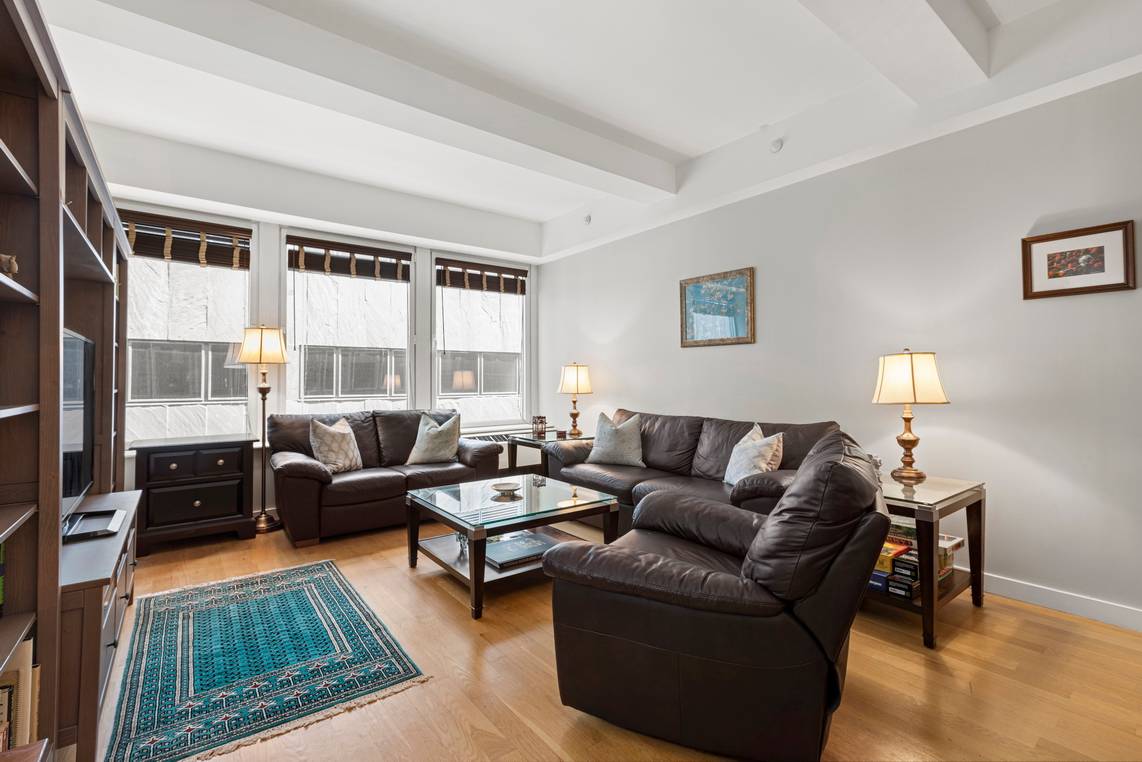 Lofty 1 Bed + Home Office  at 90 William!