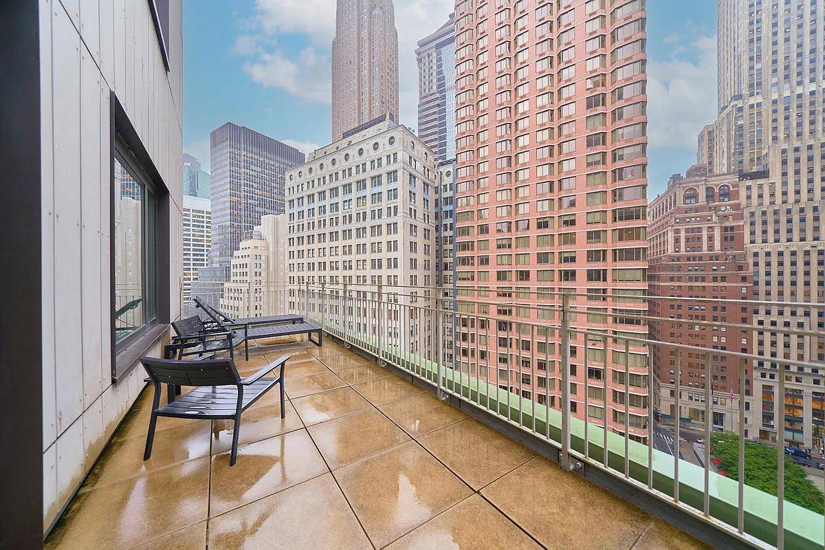 2 Beds/2 Baths in Luxury Amenity Filled FiDi Building, W/D in Unit! and beautiful Large Terrace!!