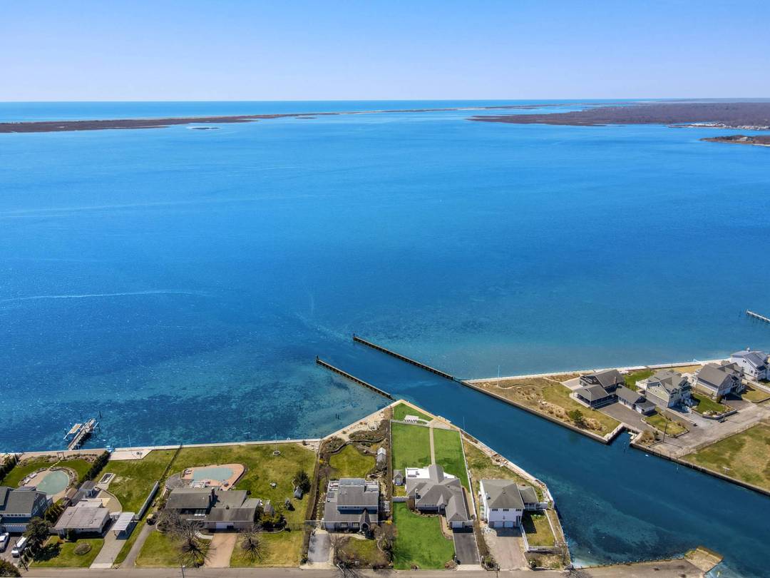 STUNNING ALL-NEW HAMPTONS STYLE BAYFRONT GETAWAY- BOATERS DREAM!