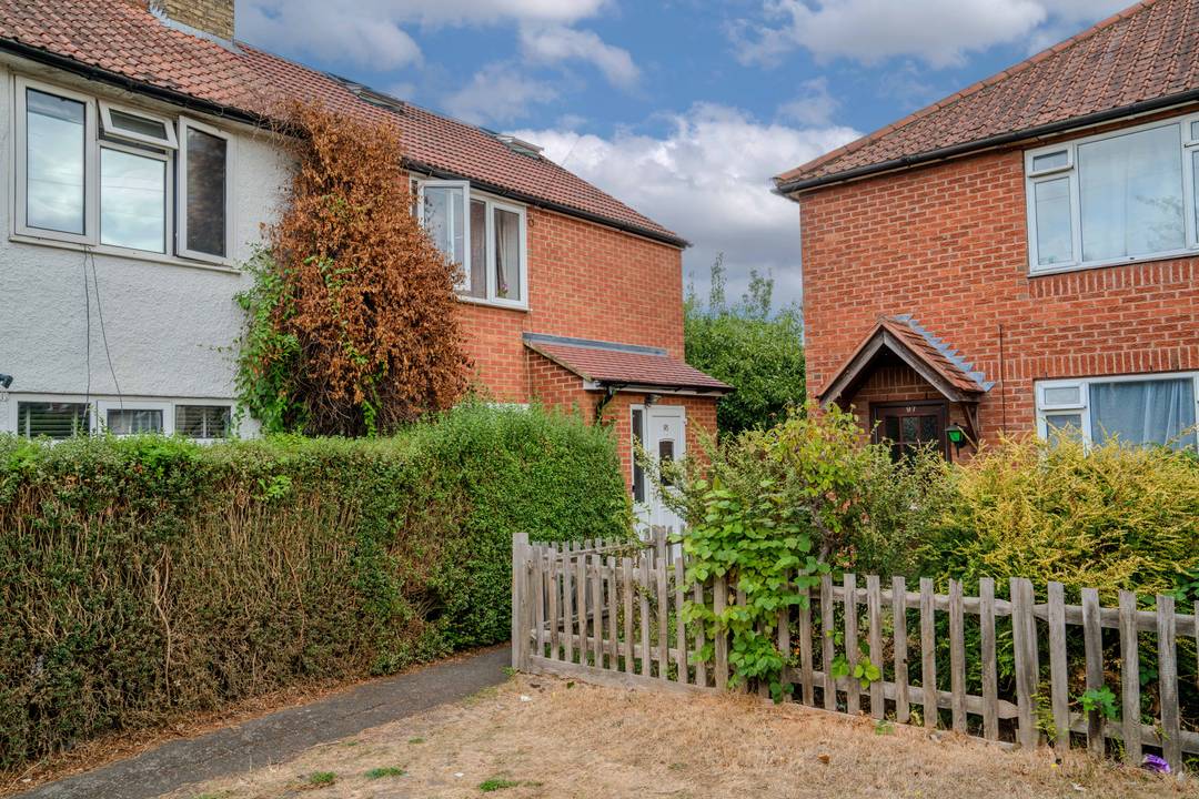 Four bedroom end of terrace house