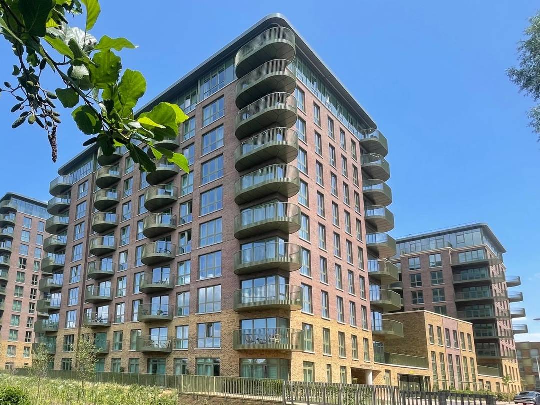 🏡 For Sale: 2-Bed, 2-Bath Investment Apartment with 1 Parking Space (Cairncross House, Kidbrooke)