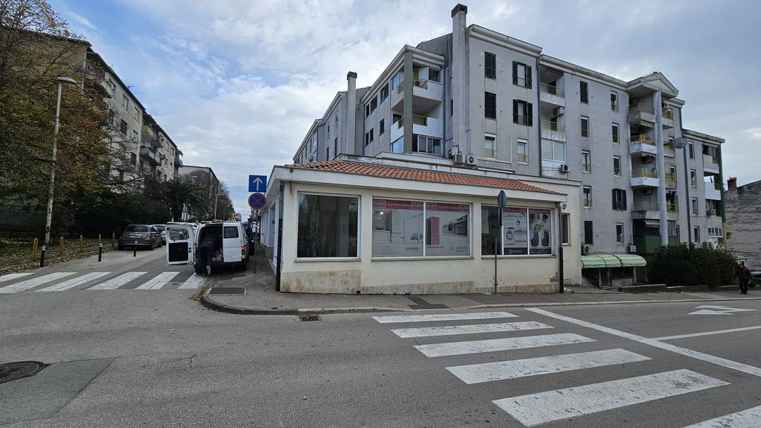 Spacious Retail Premises for Lease in Pula – Excellent Business Opportunity
