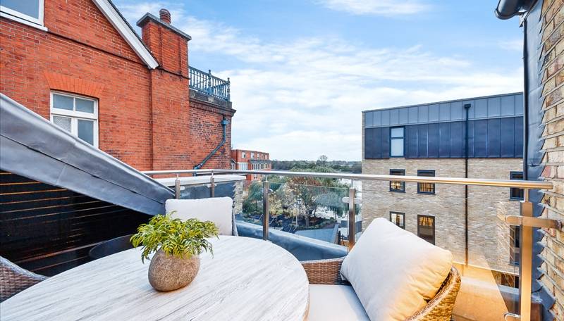 Stylish Hammersmith Riverside Apartment | 3-Beds, 2-Baths