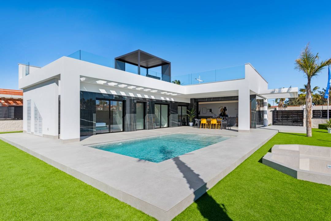 Exclusive collection of 11 independent homes overlooking La Finca Golf. Algorfa | Alicante
