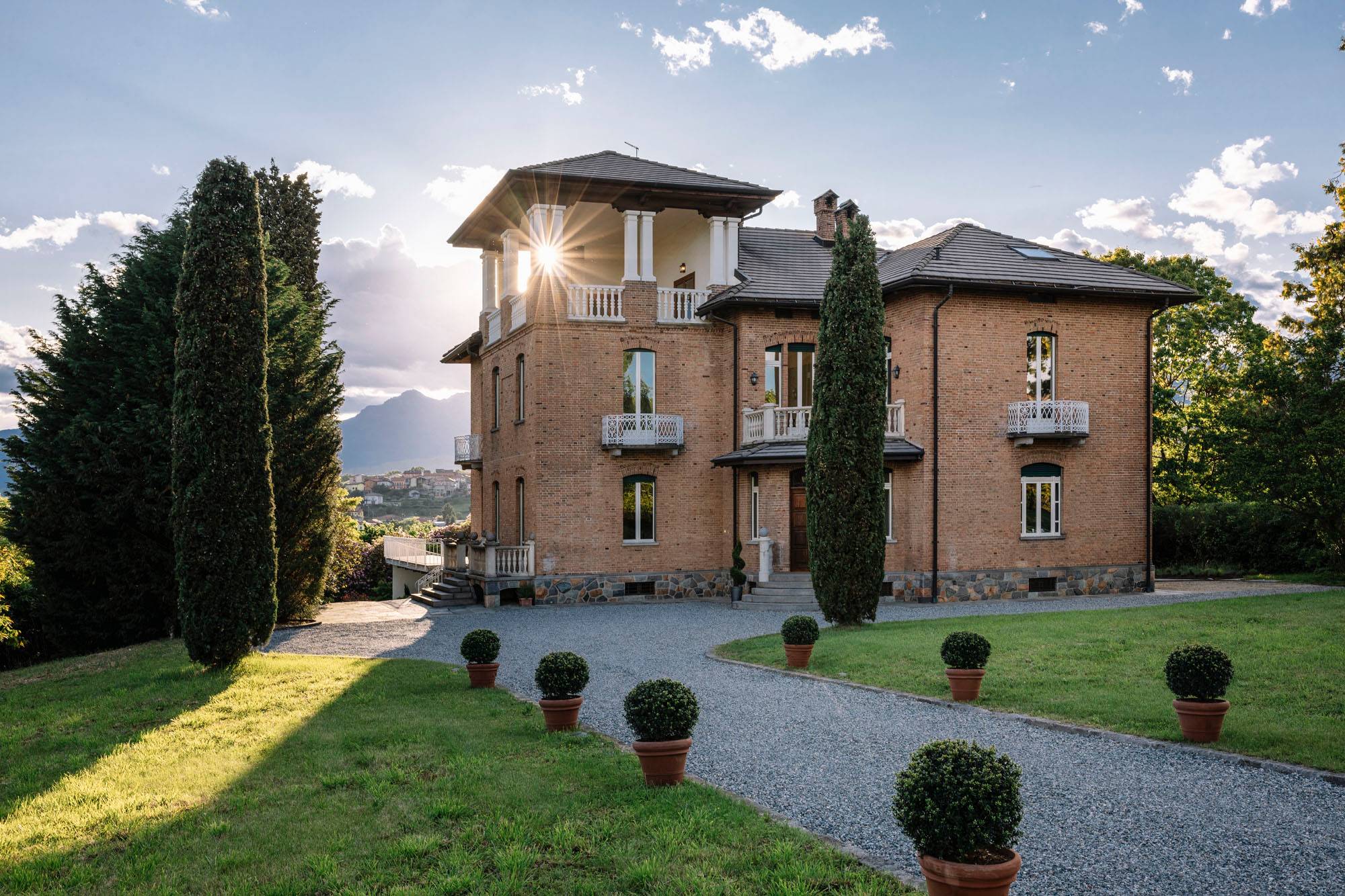 METICULOUSLY RENOVATED PIEDMONT COUNTRYSIDE VILLA
