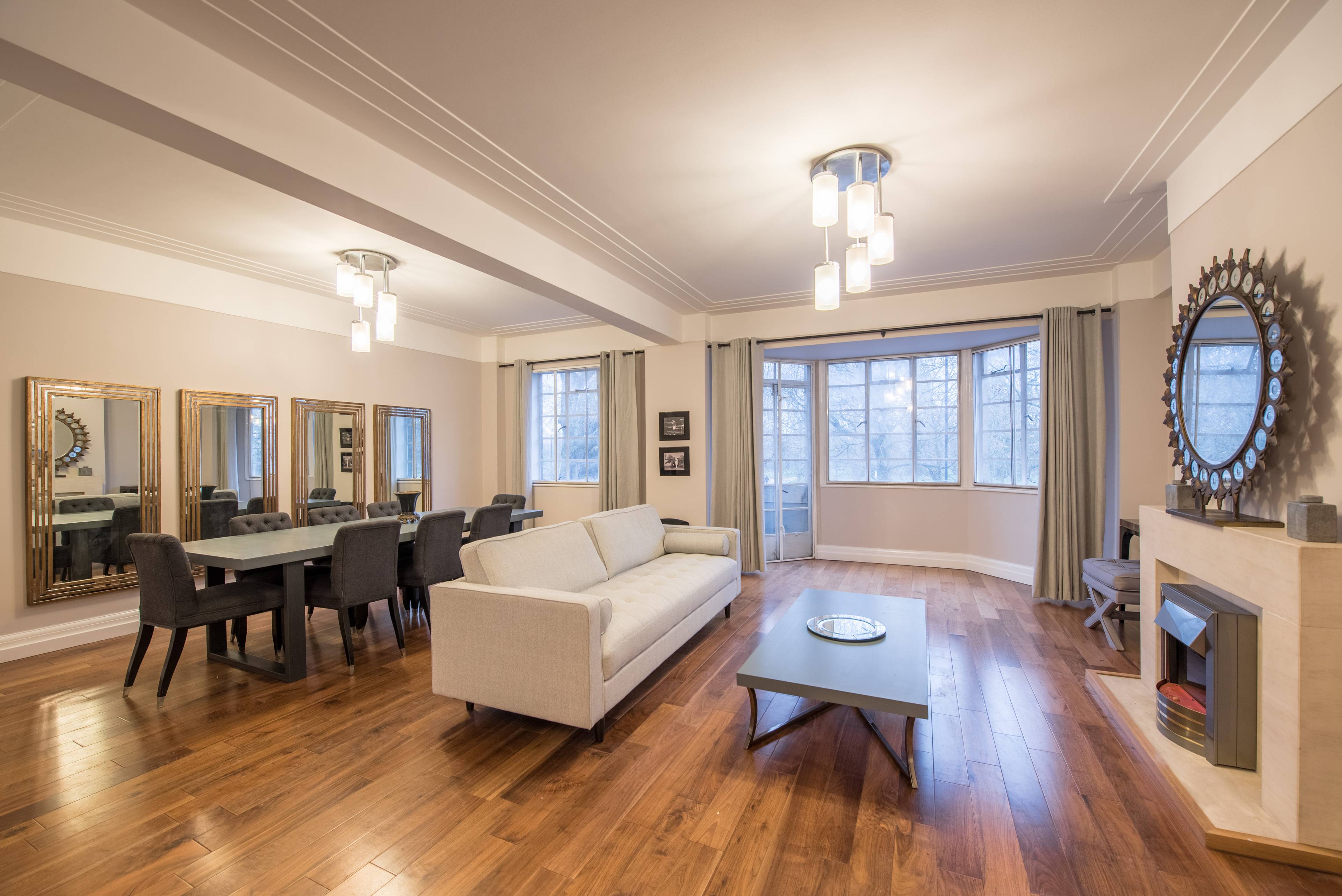 Overlooking directly onto Hyde Park  - Large 3 bedroom - 3 bathroom apartment with balcony and porter