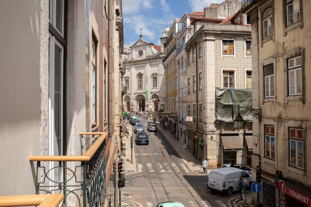 DOWNTOWN LISBON CHARMING 2 BEDROOM APARTMENT IN A COMPLETELY RENOVATED BUILDING WITH POMBALINE ARCHITECTURE