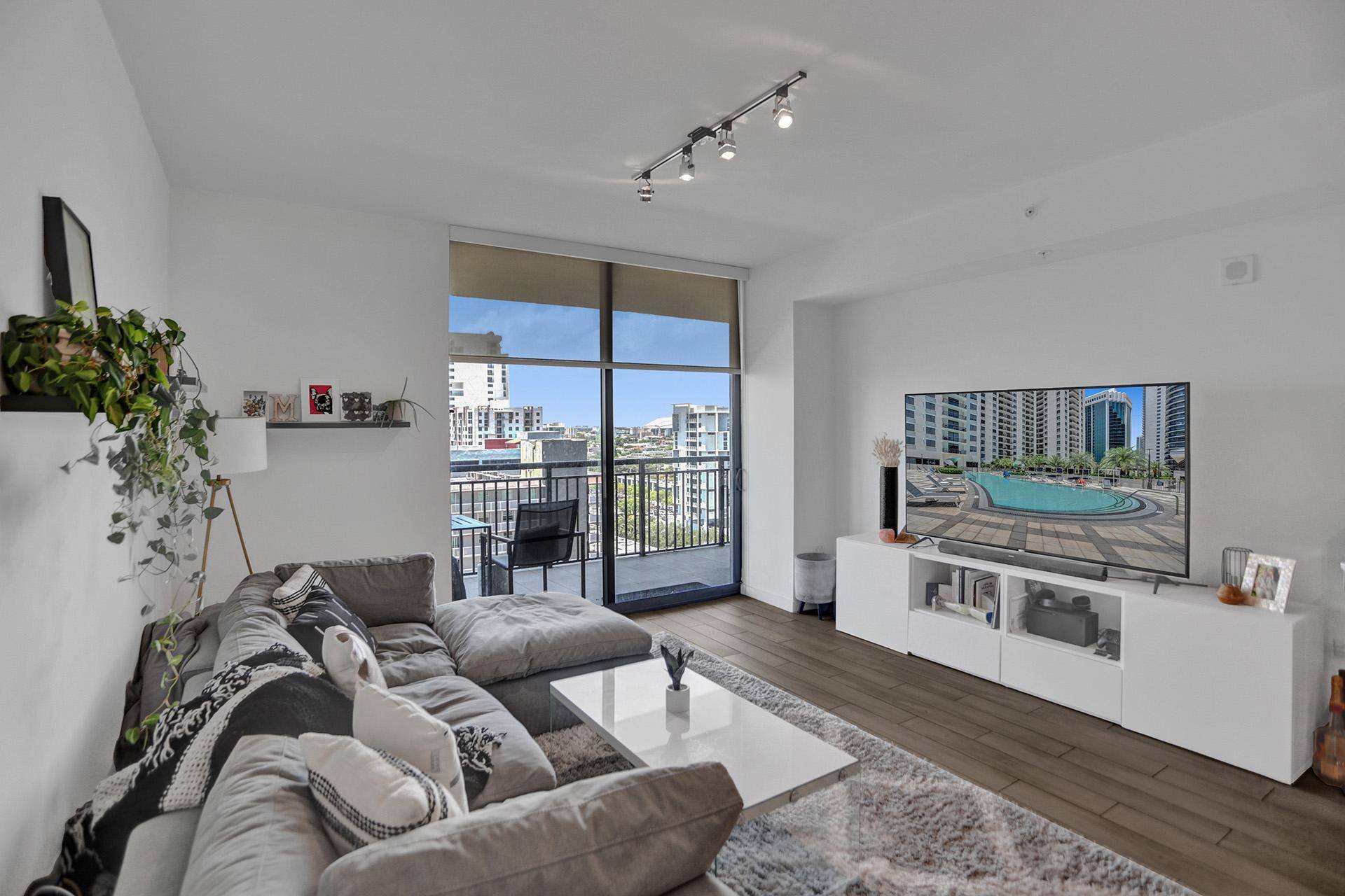 One Bedroom Contemporary Condo in the Heart of Brickell, Miami | High Cash Flow Investment Opportunity - Short Term Leasing Allowed | Open City Views and Resort-Style Amenities
