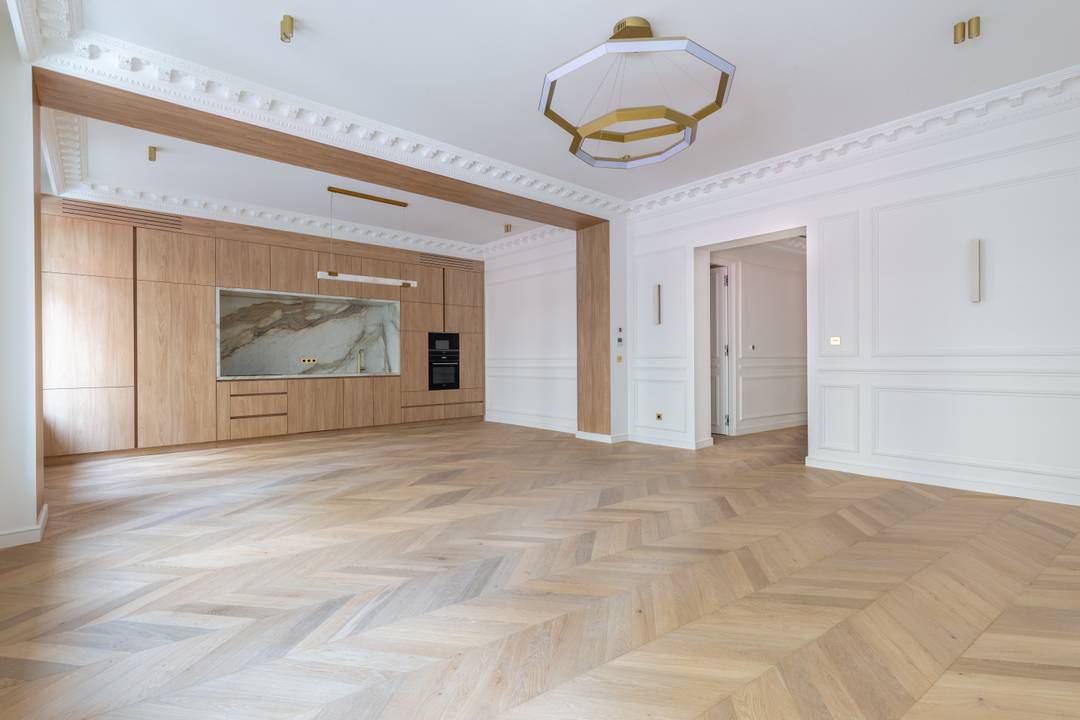 Paris 8th – Golden Triangle | 1,345 Sq Ft | Fully Renovated Luxury Apartmen