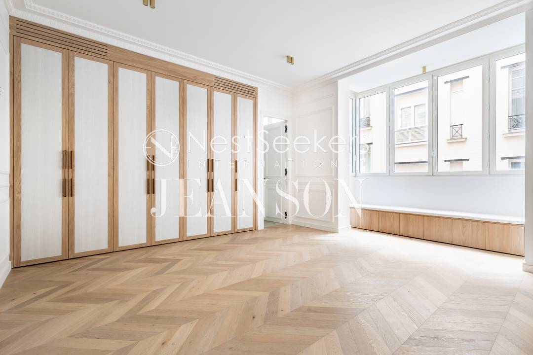 Paris 8th – Golden Triangle | 1,345 Sq Ft | Fully Renovated Luxury Apartmen