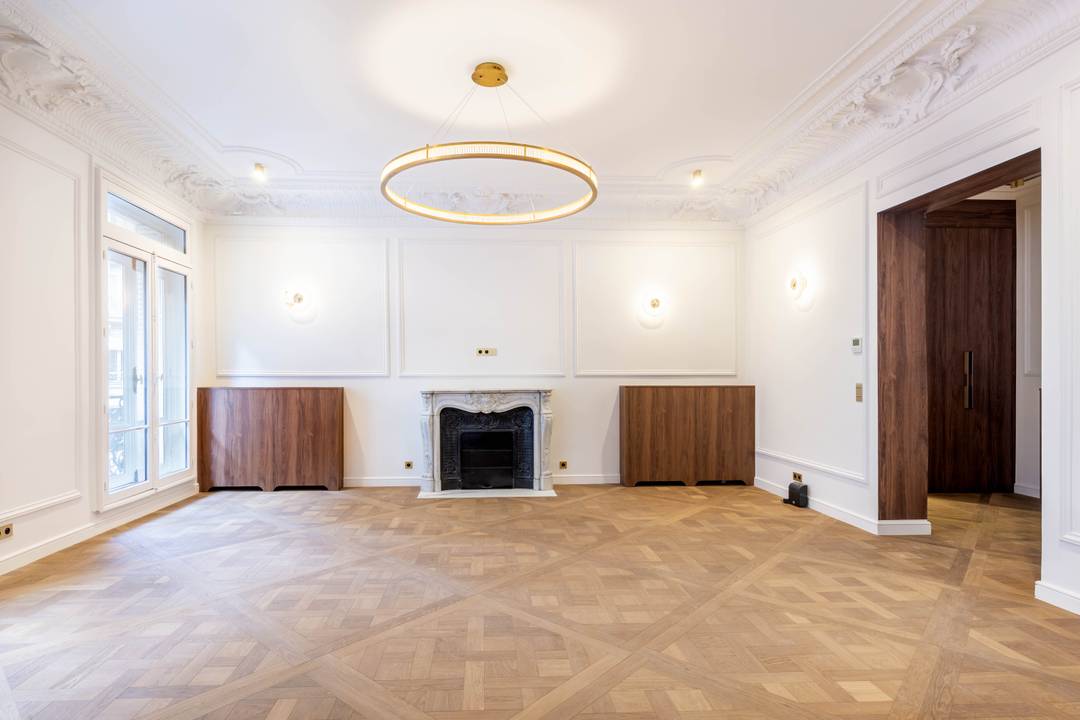 Paris 8th – Golden Triangle | 1,798 Sq Ft | Fully Renovated Luxury Residence