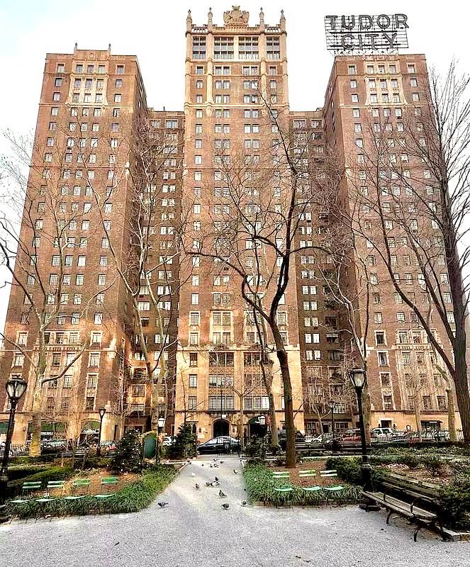 High Floor, Large Corner Studio in Tudor City!