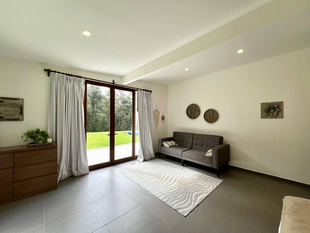 Modern retreat in the woods