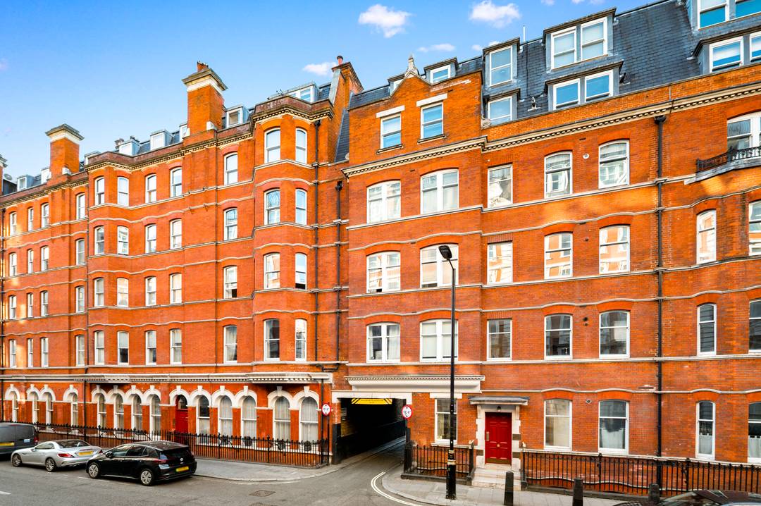 A well presented 2 bed 2 bath apartment on the first floor in a charming period mansion block in the heart of Fitzrovia, W1T