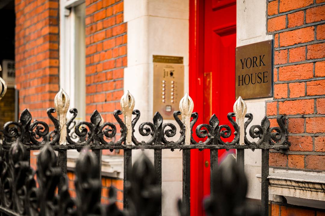 A well presented 2 bed 2 bath apartment on the first floor in a charming period mansion block in the heart of Fitzrovia, W1T