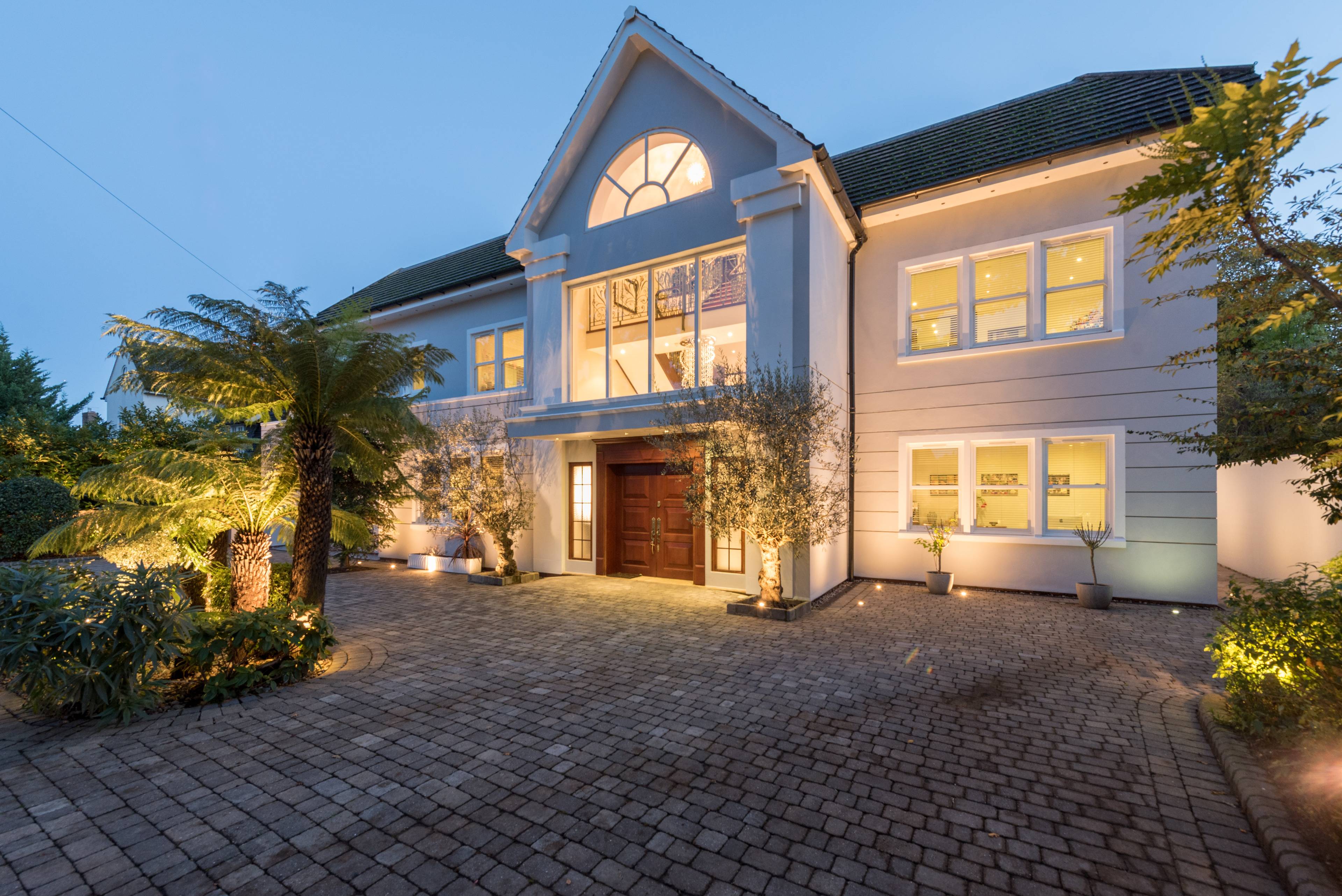 An exceptional 6-bedroom property boasts 11,927 square feet of living space, located in one of North London’s highly sought after neighbourhoods, Hadley Wood. The incredible home sits on 1 acre of land, overlooking the renowned Hadley Wood Golf Club.