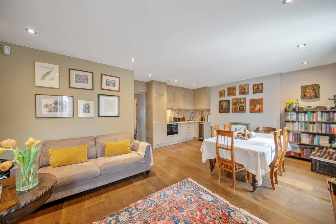 Two Bedroom Apartment with Private Balcony in South Kensington