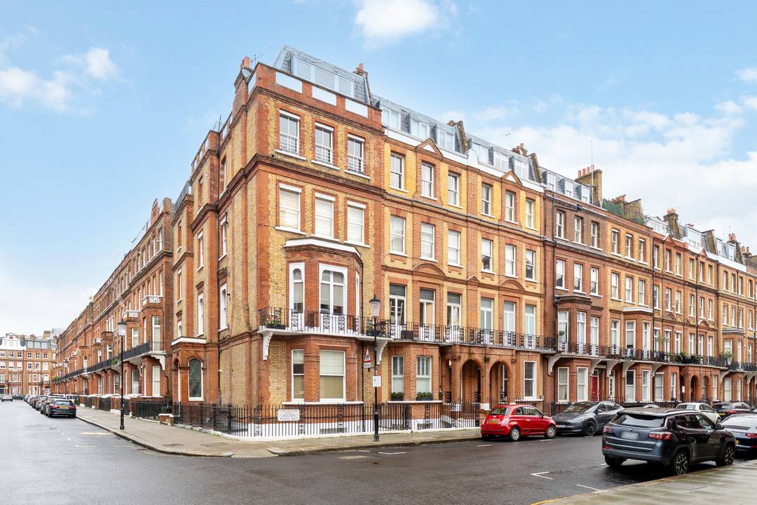 Two Bedroom Apartment with Private Balcony in South Kensington