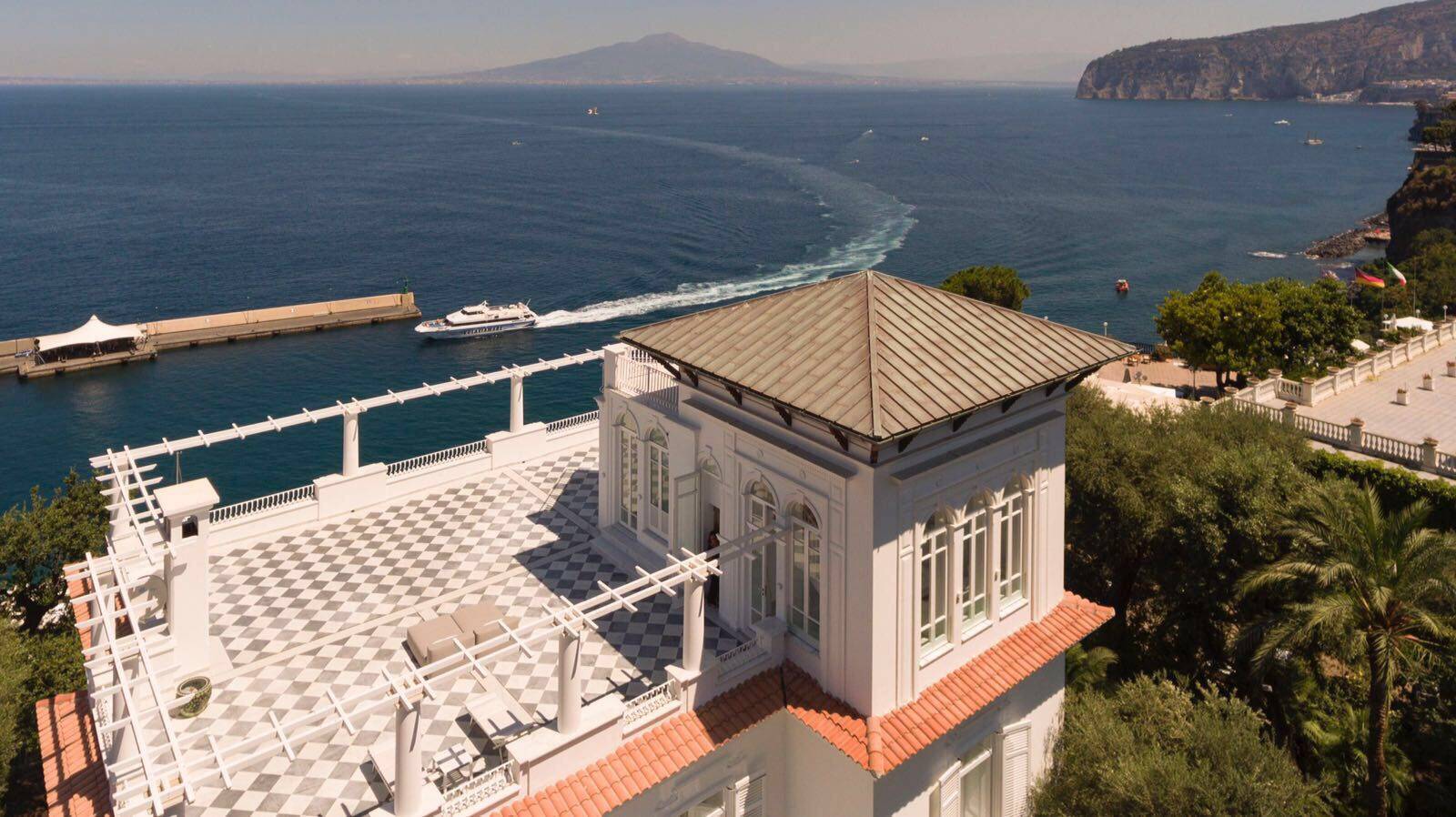 SPECTACULAR  HISTORICAL VILLA SORRENTO WITH GULF OF NAPLES AND VESUVIO