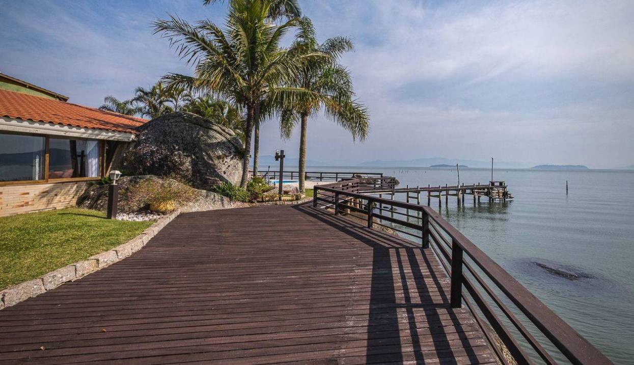 Amazing property with private harbor in Florianópolis