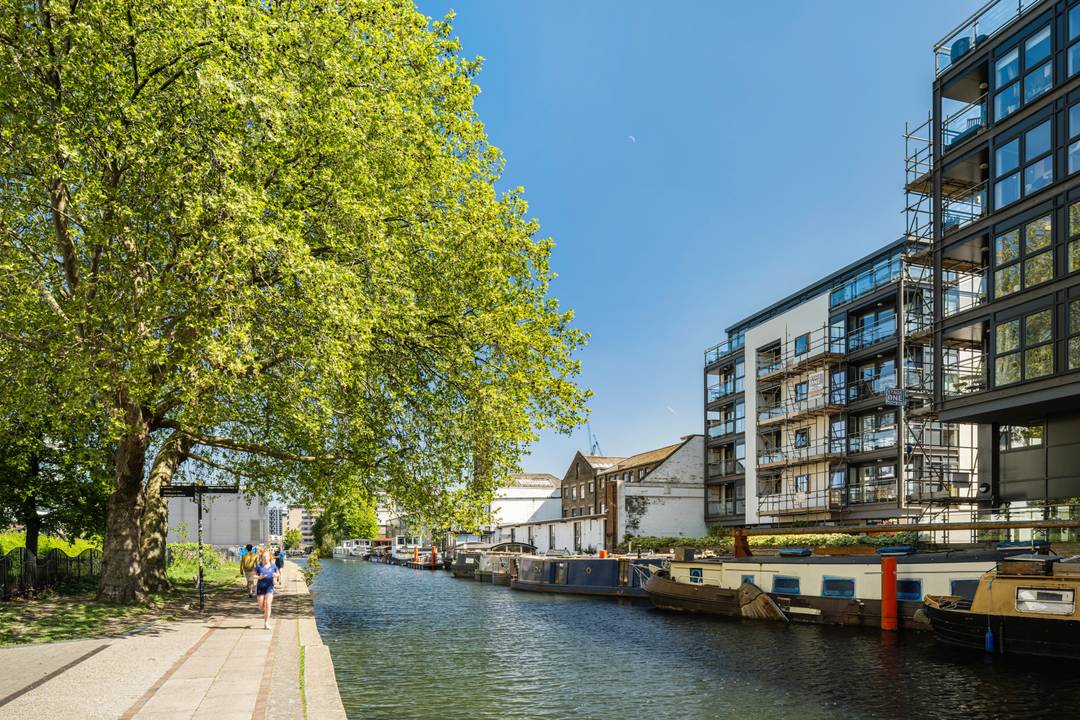 CANAL FACING STUNNING WAREHOUSE LOFT FLAT | 2 Double Beds | 2 Bath | Large Kitchen | Laundry Room | Porter | Parking | Gated | 3.2M CEILINGS | ICONIC CANAL BUILDING