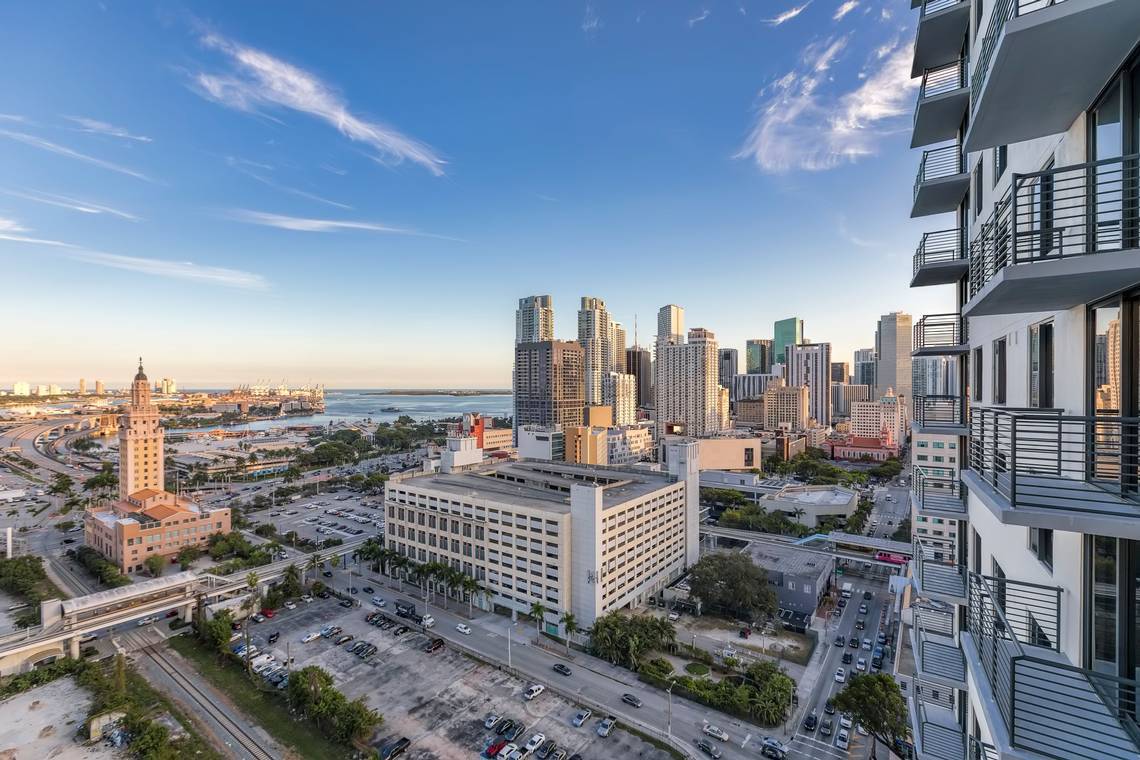 Modern Fresh Urban Oasis 2BR/2BA - Two Months Free - Downtown