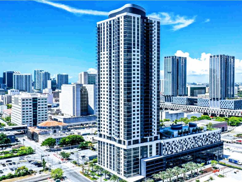 Downtown Miami| Well Priced Studio 1 bath | 418  SF