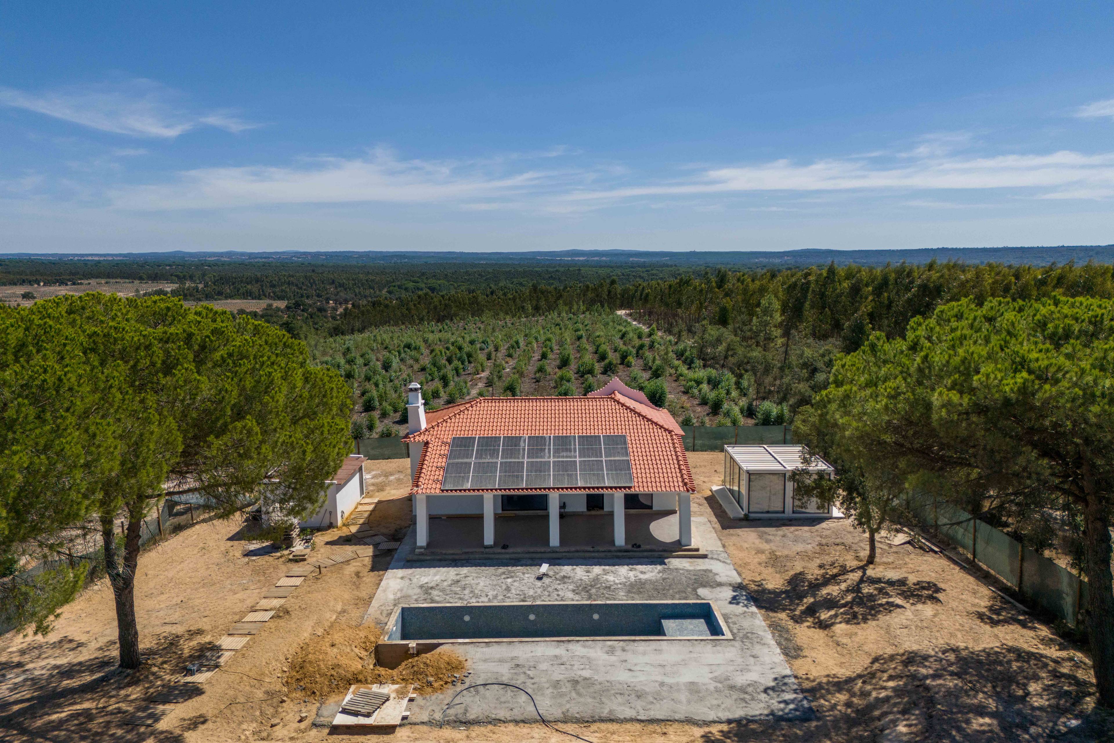 Countryside Retreat | Pool | 2000 sqm Plot | Off-grid | 1h Lisbon | Income Potential
