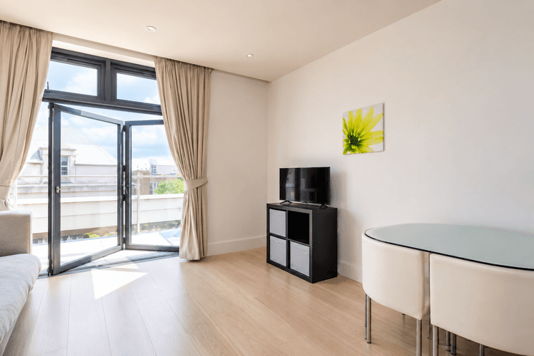 PENTHOUSE ONE-BEDROOM APARTMENT FOR RENT IN WEST LONDON, BRENTFORD TW8