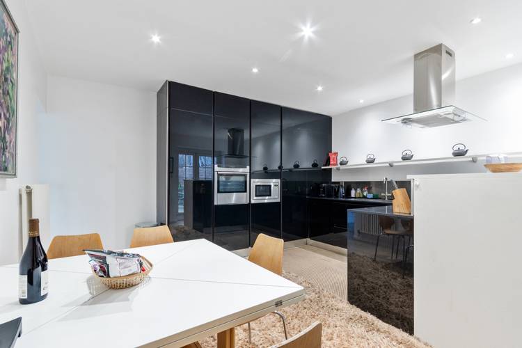 Three-Bedroom House with Private Garage for Sale in Notting Hill