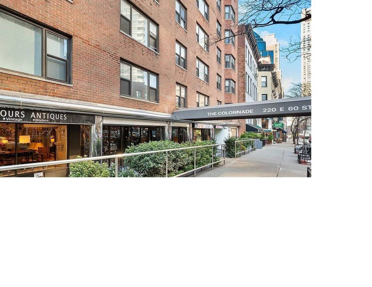 ****220 E.60 . Aval. April 1st. Newly Renovated Large one Br. ** Condo Door Man Building AAA location